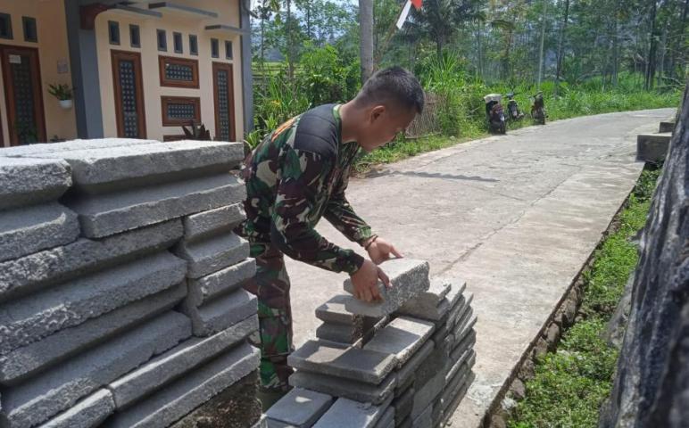 Angkat Material Batako Juga Dilakoni Satgas TMMD