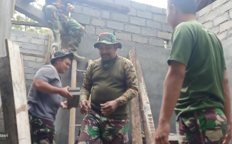 Senda Gurau Sesama Para Satgas TMMD  di Lokasi RTLH 