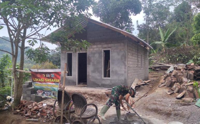 Pak TNI Mengaduk Semen Untuk Bangun Rumah Ibu Sainem