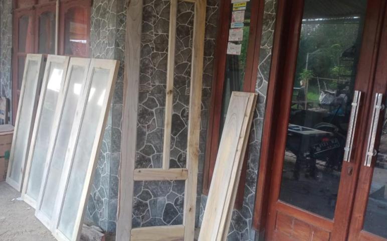 Daun Jendela RTLH Pak Suwanto Sudah Siap di Pasang