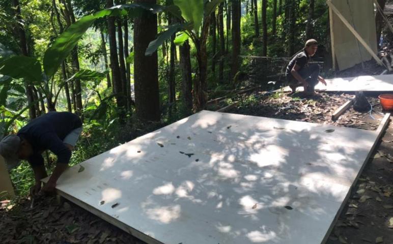 Papan triplek terbentang untuk penyiapan pengecoran tandon air di TMMD Tulungrejo