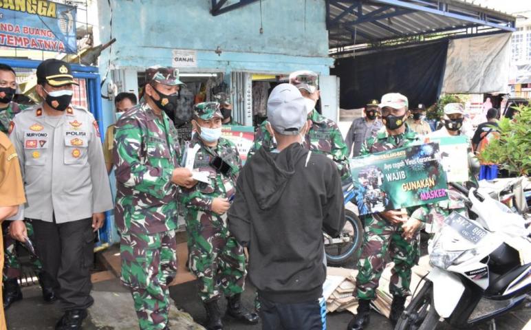 Bagi Masker Jajaran Kodim 0818