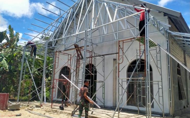 Satgas TMMD Kebut Pemasangan Rangka Baja Ringan Gereja Mawar Saron