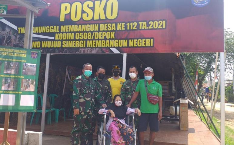 Satgas TMMD Serahkan Bantuan Kursi Roda Buat Warga