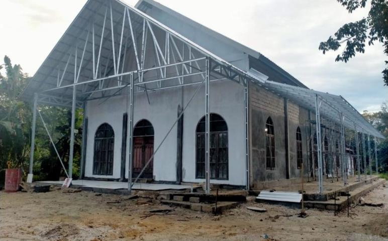Satgas TMMD Reguler Ke 112 Pasang Keramik Teras Gereja GBI Mawar Saron