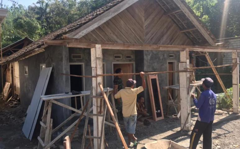 Satgas TMMD bangunkan teras untuk rumah ibu Ginten 