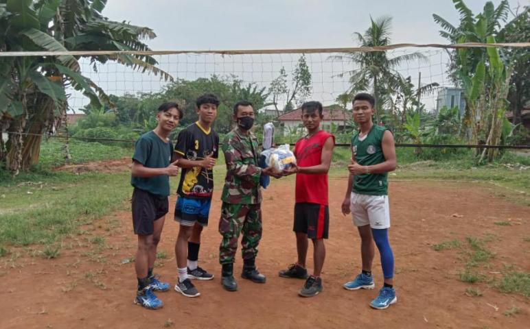 Satgas TMMD Berikan Alat Olahraga Kepada Pemuda Kampung Panggulan