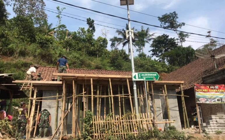 Lihainya Satgas TMMD dalam pemasangan kerangka atap di RTLH