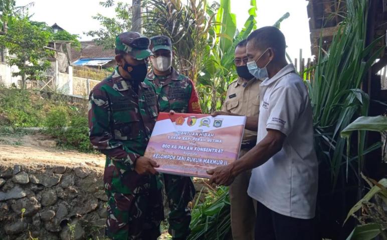 Gandeng Dinas Peternakan Dalam Program TMMD 112, Akhirnya Warga Desa Tulungrejo Mendapat Bantuan Sapi