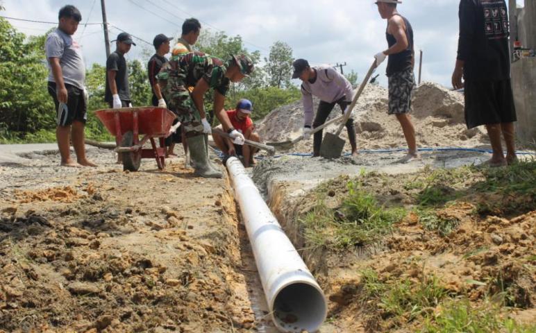 Satgas TMMD dan Warga Kampuri Gotong-Royong Pengecoran Jalan Masjid Al Ikhlas
