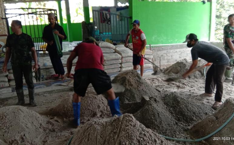 TNI dan Warga Desa Kampuri Gotong Royong Pasang Lantai Masjid Al Ikhlas