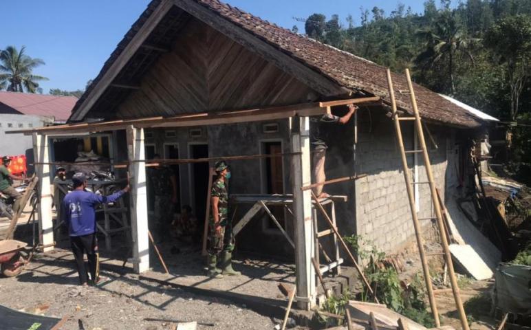 Kerangka teras pak Sugiono mulai di pasang