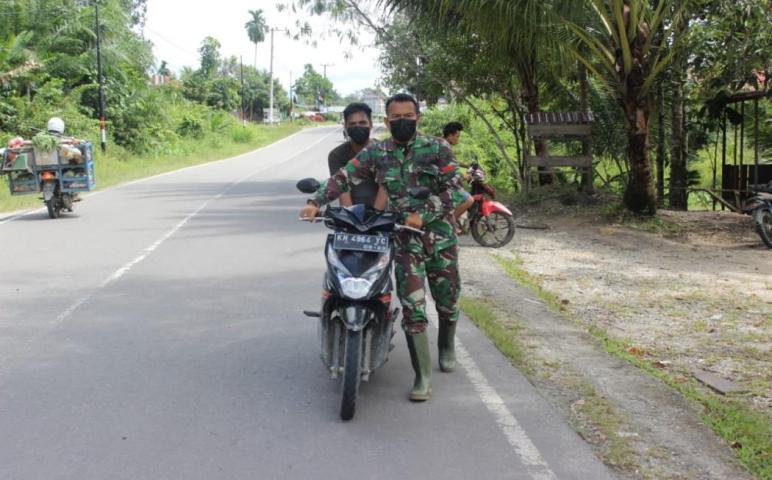 Aksi TNI Satgas TMMD Bantu Dorong Motor Warga Kampuri Yang Mogok di Tengah Jalan