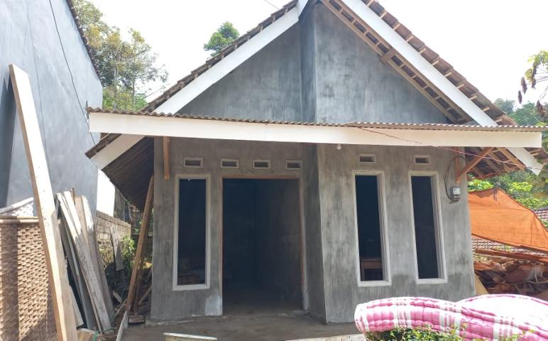 Teras Rumah Ibu Sumiati Tergarap Dengan Apik