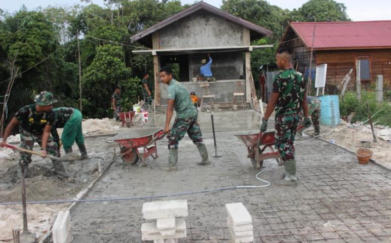 Satgas TMMD Lakukan Pengecoran Jalan Depan Pos Kamling