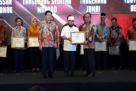 Walikota Bengkulu Helmi Hasan menerima Anugerah Indonesia Attractiveness dari Majalah Tempo, Jumat malam (29/09/2017) di Java Ballroom, The Westin Jakarta