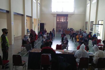 Jelang Pilkada Serentak KPPS dan Linmas Lakukan Rapid Test 