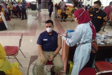 Pejabat dan Pegawai Pemko Jalani Vaksinasi Massal