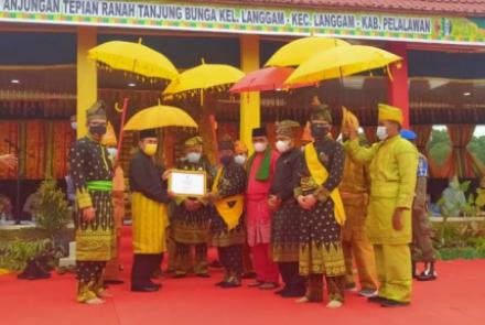 Gubernur Syamsuar Serahkan Dua Penghargaan dari Unesco kepada Pemerintah Kabupaten Pelalawan