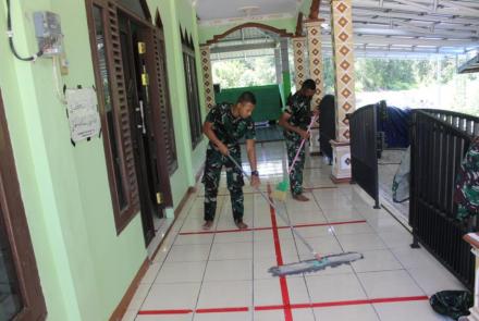 Sambut Jumat Berkah, Satgas TMMD ke 112 Kodim 1016/Plk Bersihkan Masjid Al Ikhlas 