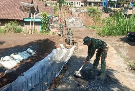 Satgas Angkatan Udara Cor Lantai Drainase
