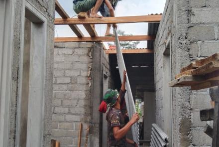 Asbes Atap Rumah Mulai Dipasang 