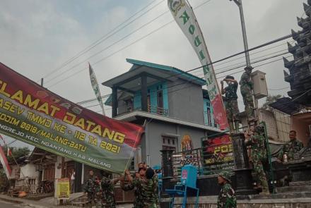 Satgas TMMD Pasang Banner Selamat Datang Tim Wasev