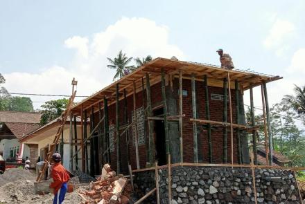 Pengerjaan MCK Mulai Tahap Persiapan Pengecoran Atap