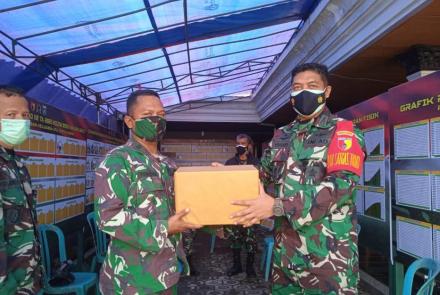 Dandim 0818/Malang-Batu, Berikan Bingkisan Kepada Satgas TMMD 112