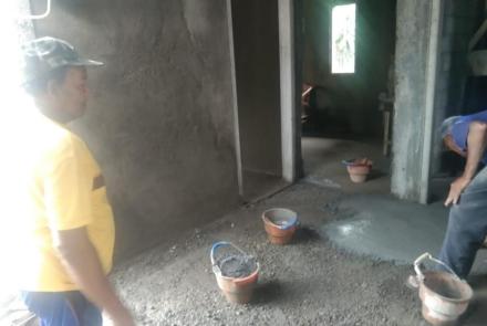 Antrian Ember Kuning Untuk Pemlasteran Lantai Rumah Kasiono