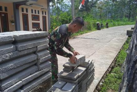 Angkat Material Batako Juga Dilakoni Satgas TMMD