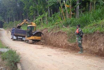 Exavator Alat Berat Penunjang Keberhasilan Pekerjaan Program Fisik di TMMD 112