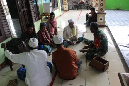 Melihat Aktivitas Babinsa Bersama Tokoh Agama di Desa Kampuri