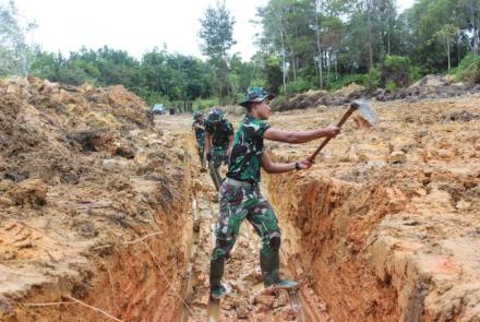 Satgas TMMD Kerjakan Secara Manual Parit Pada Akses Jalan Utama di Desa Kampuri