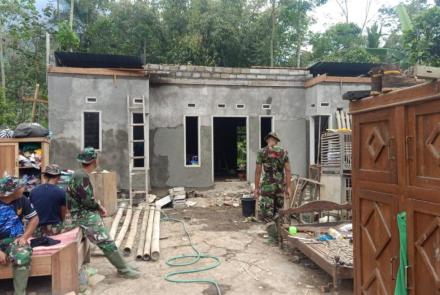 Perabotan Rumah Bapak Daib Siap di Masukkan ke Rumah Barunya