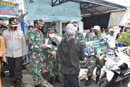 Bagi Masker Jajaran Kodim 0818