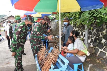 Dandim 0818 Bagikan Masker Bagi Warga 