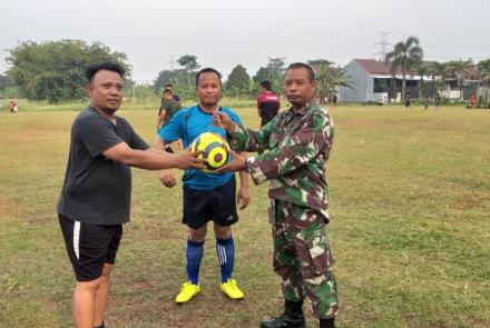  Satgas TMMD Tanding Sepakbola Persahabatan Dengan Warga