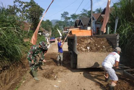 AMBIL KESEMPATAN SEBELUM HUJAN LOKASI TMMD 112 