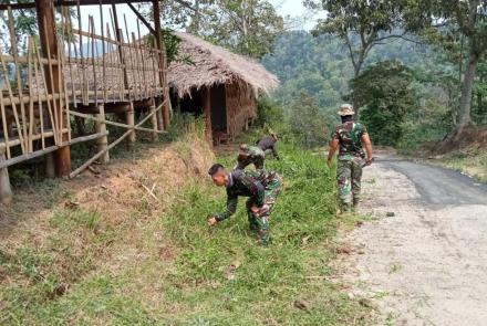 Keakraban Satgas TMMD 112 Bersama Warga Tulungrejo 