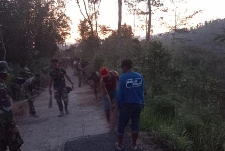 Satgas TMMD Laksanakan Pembersihan Jalan yang Sudah di Perbaiki oleh Satgas TMMD 112