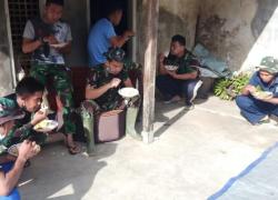 Suasana Makan Siang yang Penuh Keakraban Para Satgas di Lokasi TMMD