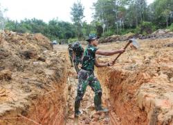 Satgas TMMD Kerjakan Secara Manual Parit Pada Akses Jalan Utama di Desa Kampuri